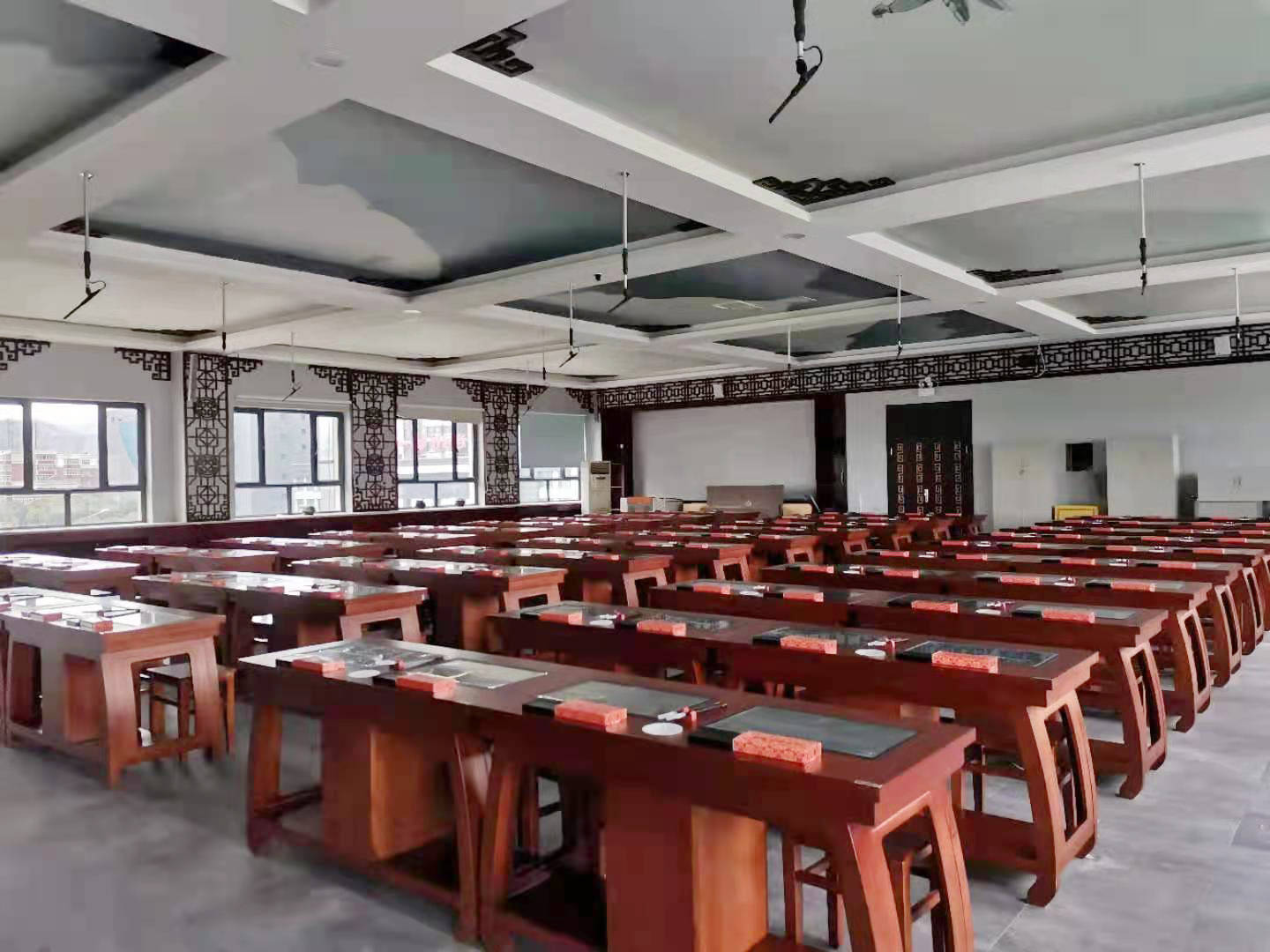 打造新疆120学生位大型智慧书法教室，乌市十三中素质教育魅力无限！