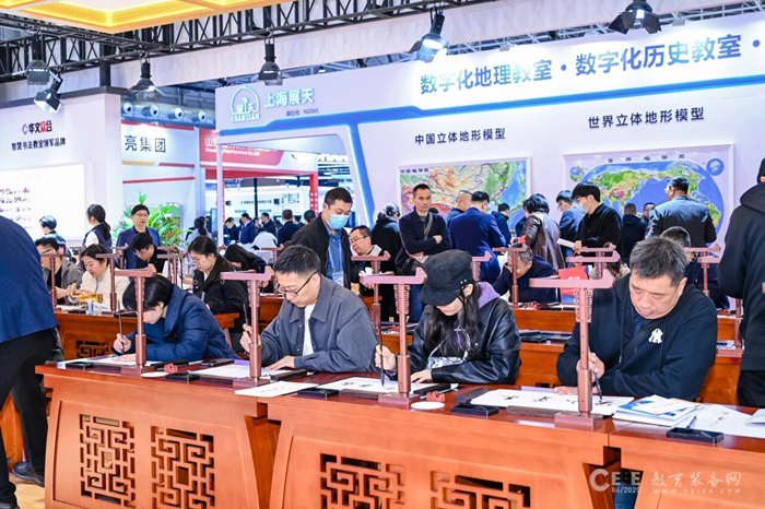 华文众合携国内首款中小学具身教育智能机器人亮相第86届中国教装展