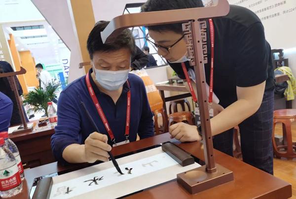 介绍图华文众合赢得体验者口碑针对第七代智慧书法教室的功能与亮点